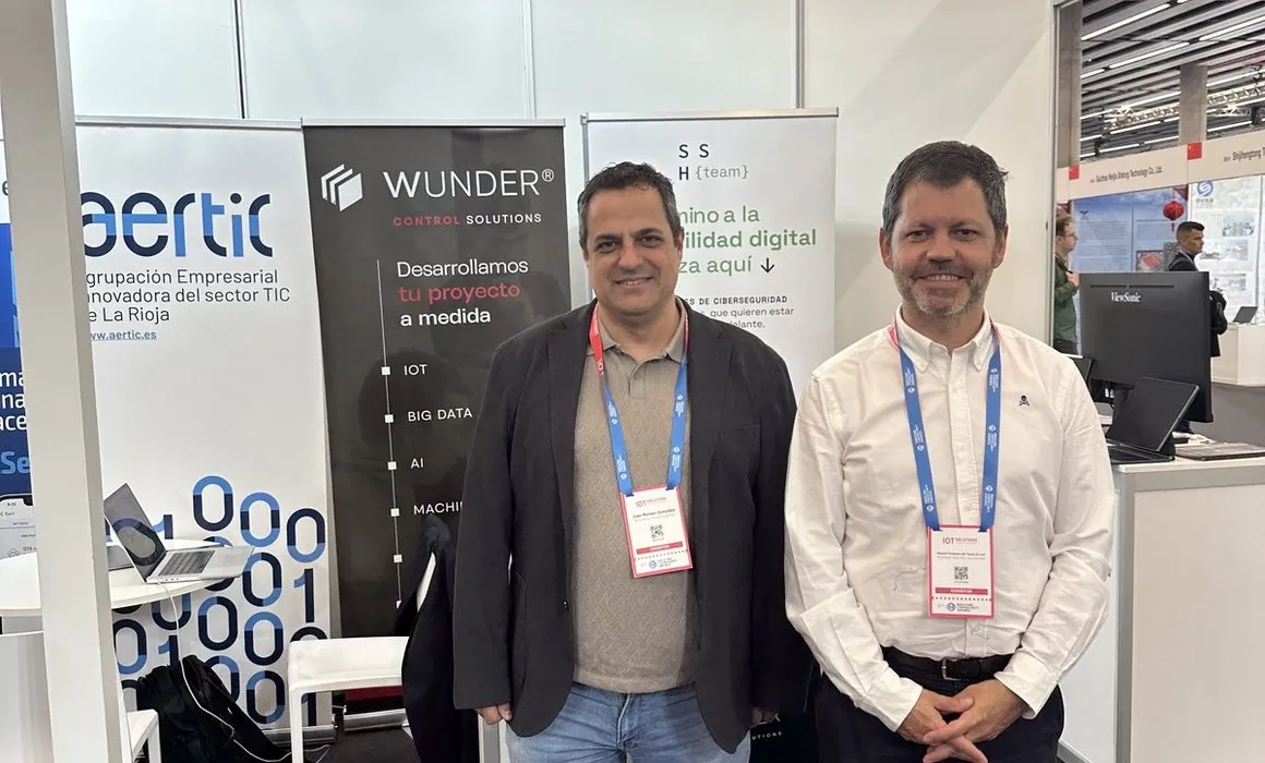 Equipo de Wunder en el stand de AERTIC en el IoT Solutions World Congress 2025, Barcelona