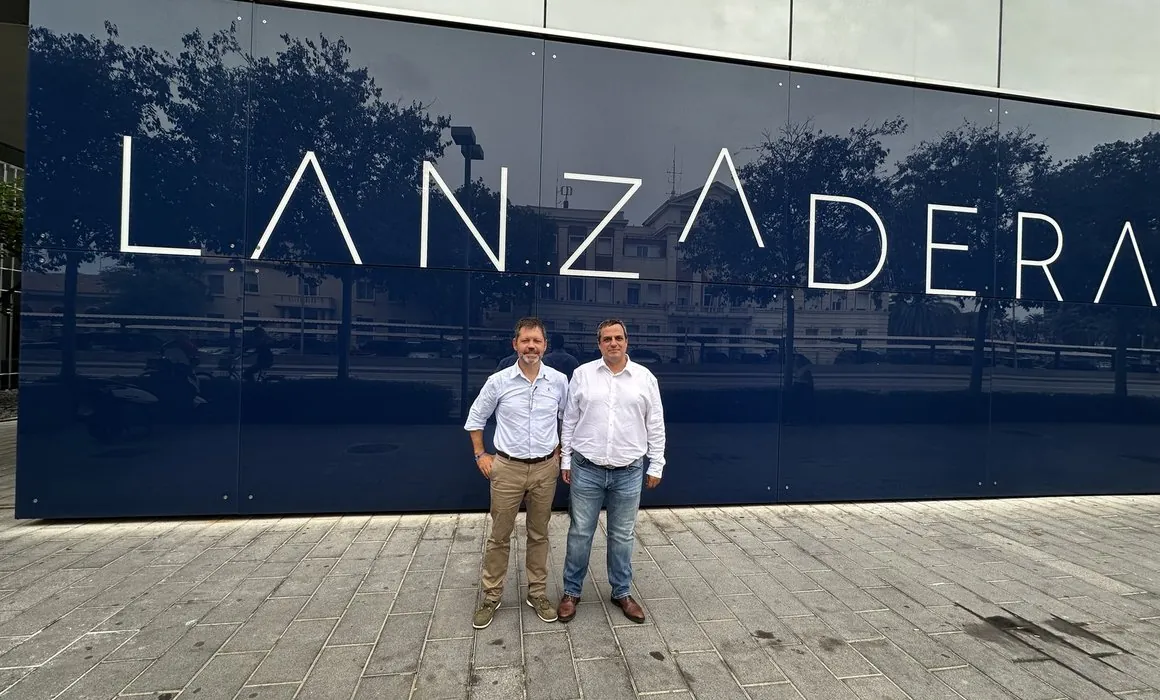 Equipo de Wunder ante la sede de Lanzadera, en Marina de Empresas (Valencia)
